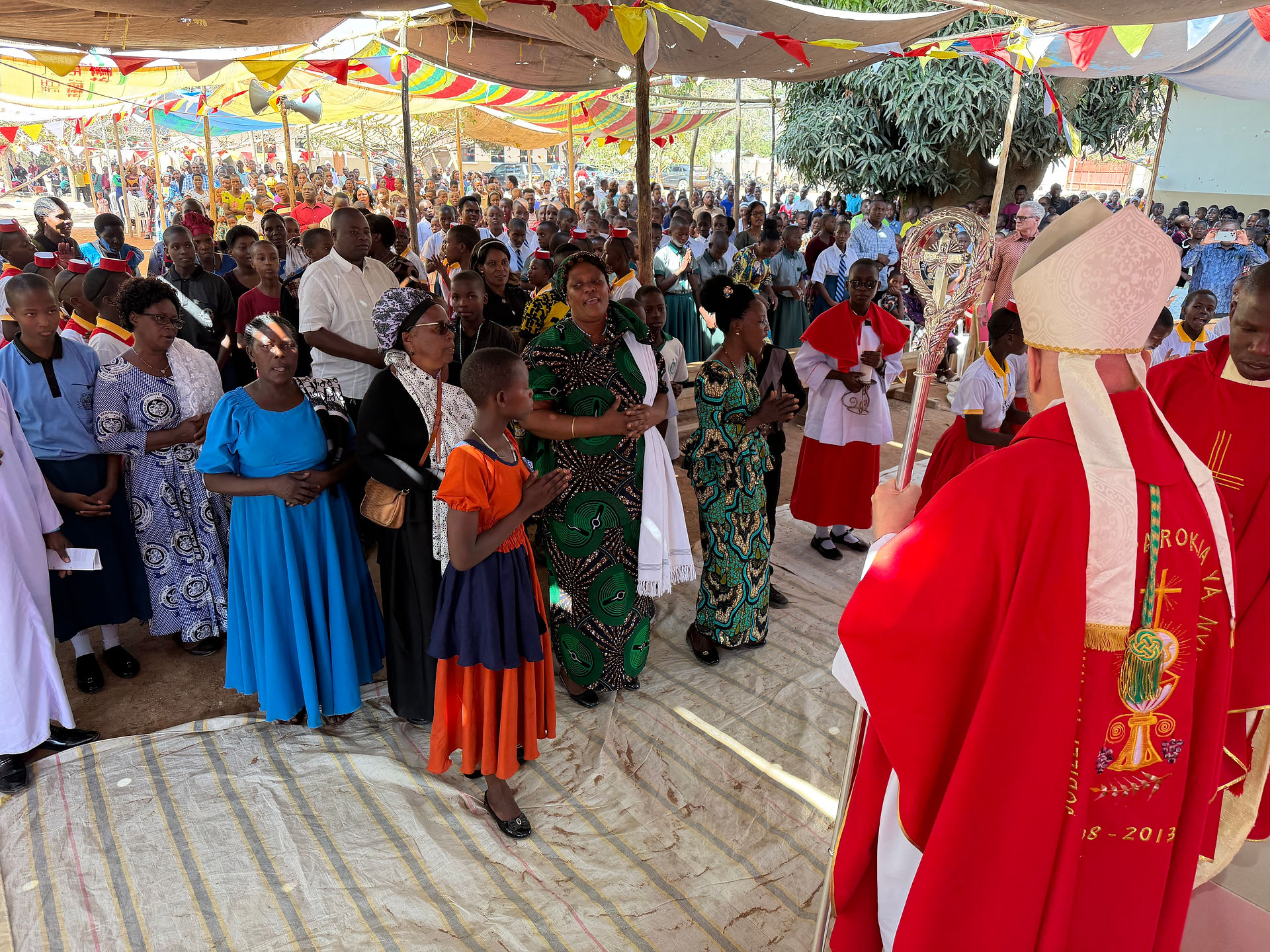 El arzobispo emérito Samuel celebra una Misa de confirmación en Nyantakubwa, Tanzania.
