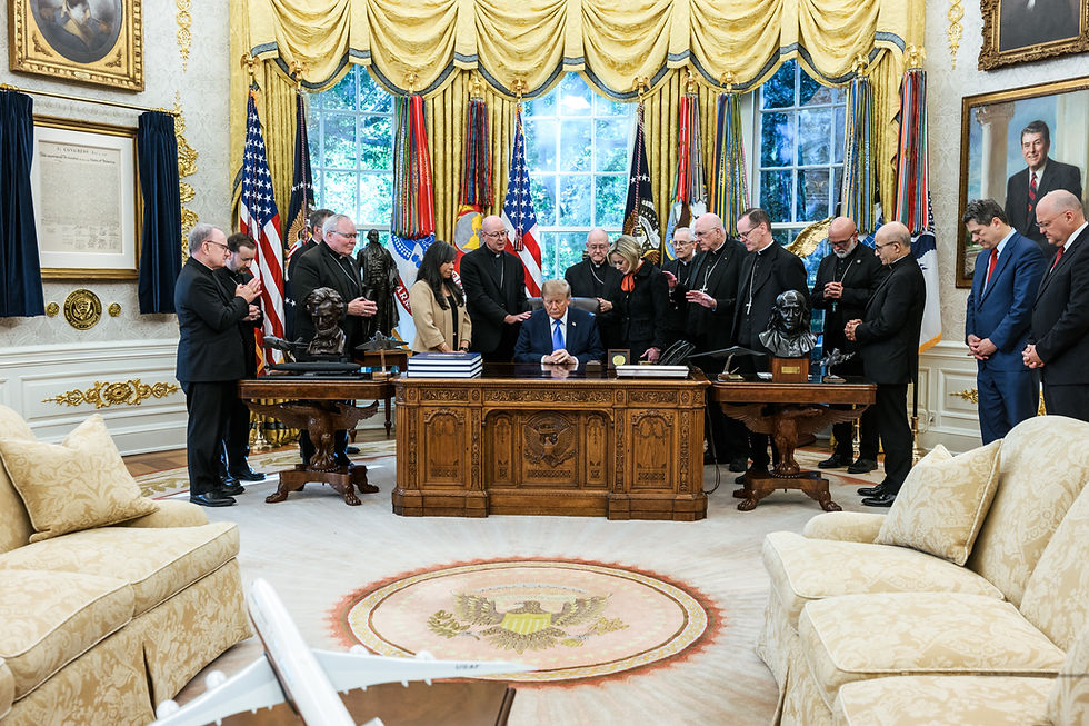 Trump sentado en el Despacho Oval, rodeado de clérigos en oración, con banderas y cortinas doradas de fondo.