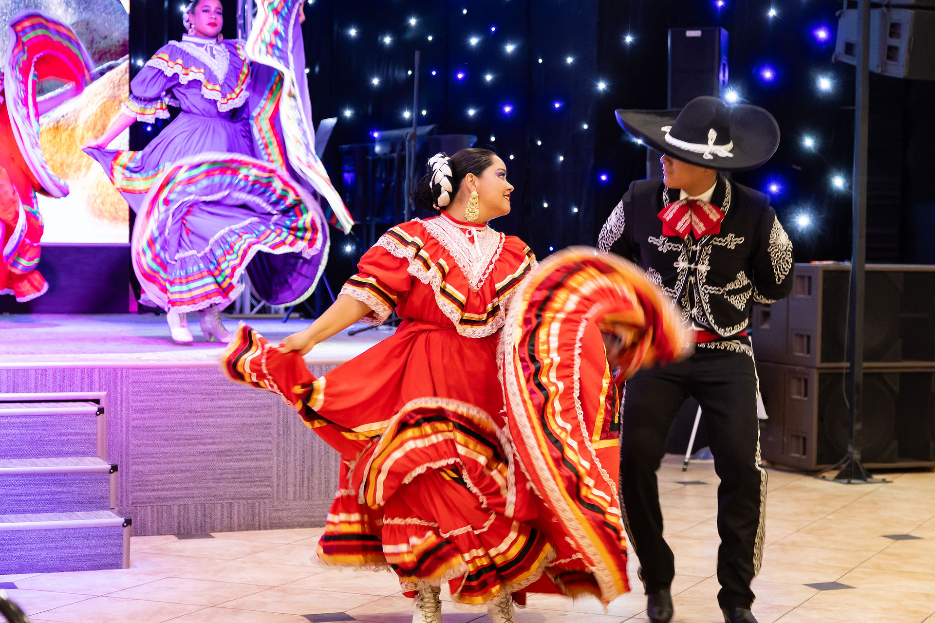 Bailarines folclóricos mexicanos presentan una danza tradicional durante el festival cultural.