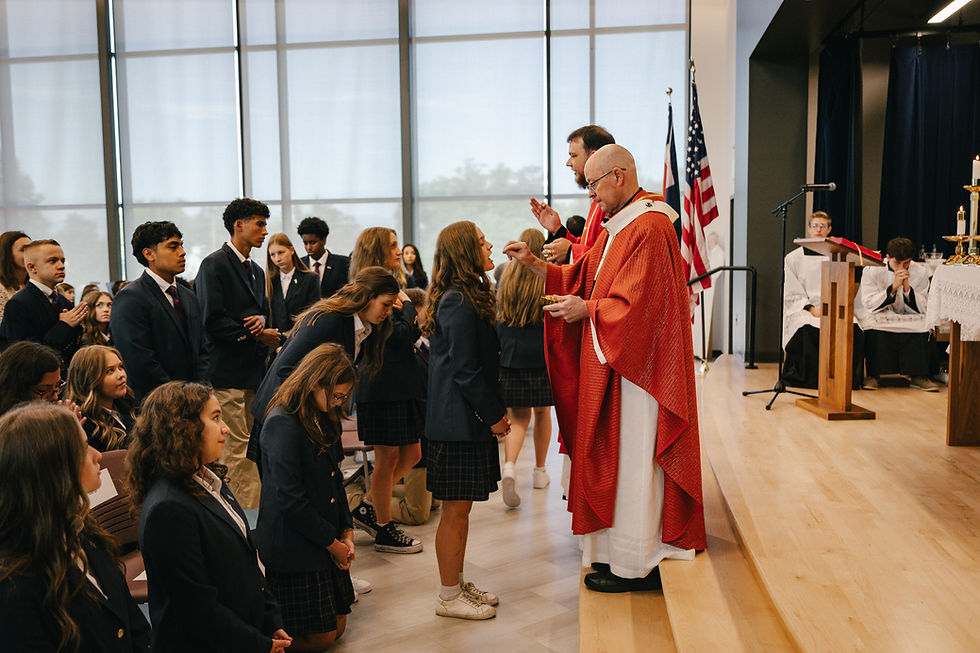 El arzobispo de Denver, James Golka, distribuye la comunión durante la Misa en la preparatoria St. John Paul the Great, en Denver. (Foto: Madison Gonzalez, cortesía de la preparatoria St. John Paul the Great)