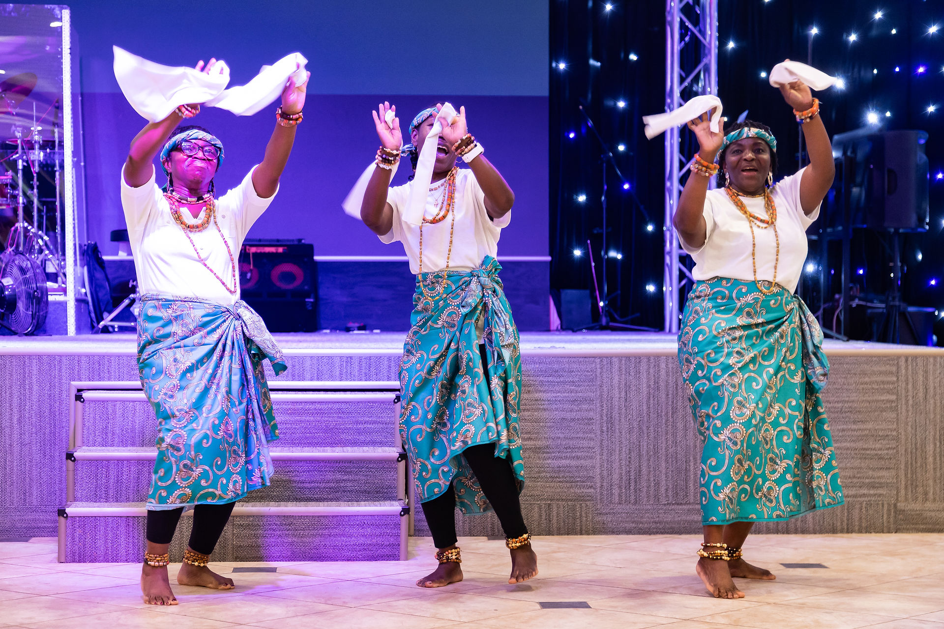 Tres mujeres presentan una danza tradicional africana durante el festival cultural después de Misa.