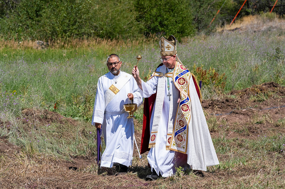 Dos clérigos con vestiduras blancas celebran una ceremonia al aire libre; uno alza un báculo y el otro sostiene un cáliz.