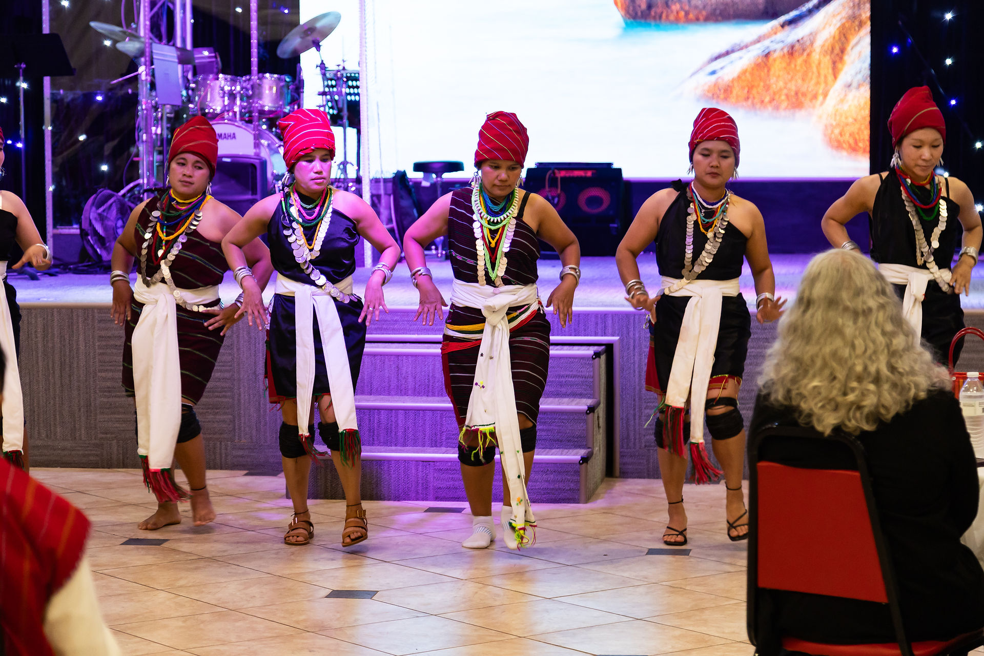 Cinco mujeres presentan una danza tradicional birmana durante el festival cultural después de Misa.