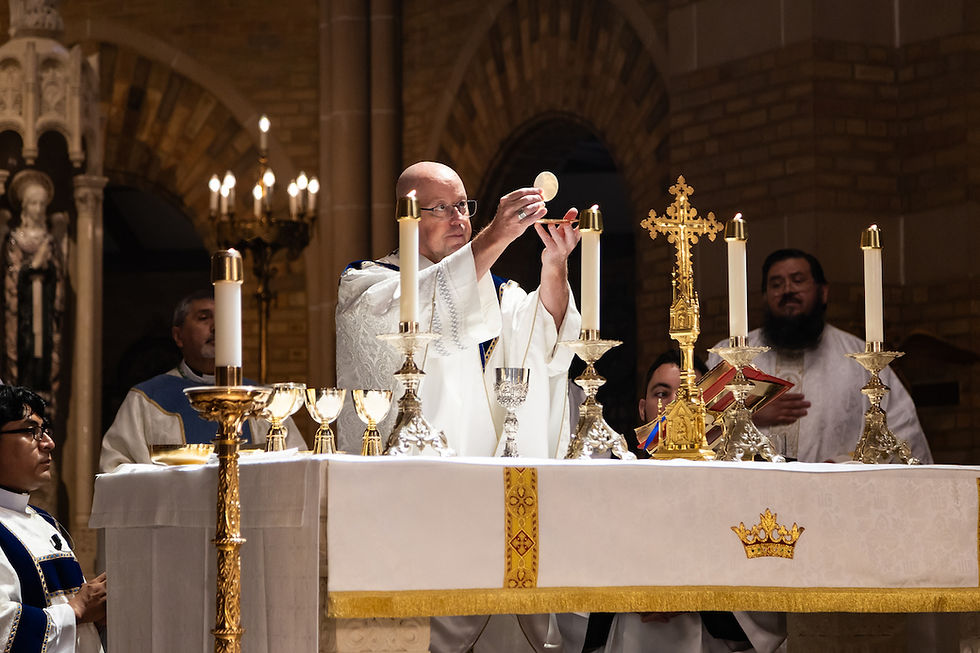 El arzobispo de Denver, James Golka, eleva la Eucaristía durante la Misa en la Capilla Christ the King del Seminario St. John Vianney, en Denver. (Foto de Rocio Madera/El Pueblo Católico)