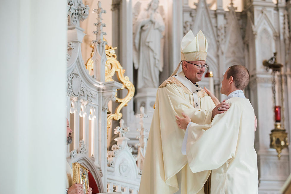 El arzobispo de Denver, monseñor James Golka, abraza al recién ordenado diácono Thomas Gonzaga, SCJ, durante la misa de ordenación. (Foto de Grant Whitty/El Pueblo Católico).