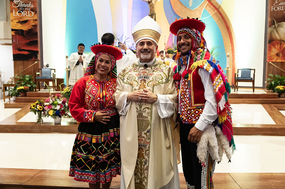 El obispo auxiliar de Denver, monseñor Jorge Rodríguez, sonríe junto a peruanos con trajes tradicionales tras la Misa por la Jornada Mundial del Migrante y del Refugiado. (Foto de André Escaleira, Jr./El Pueblo Católico)