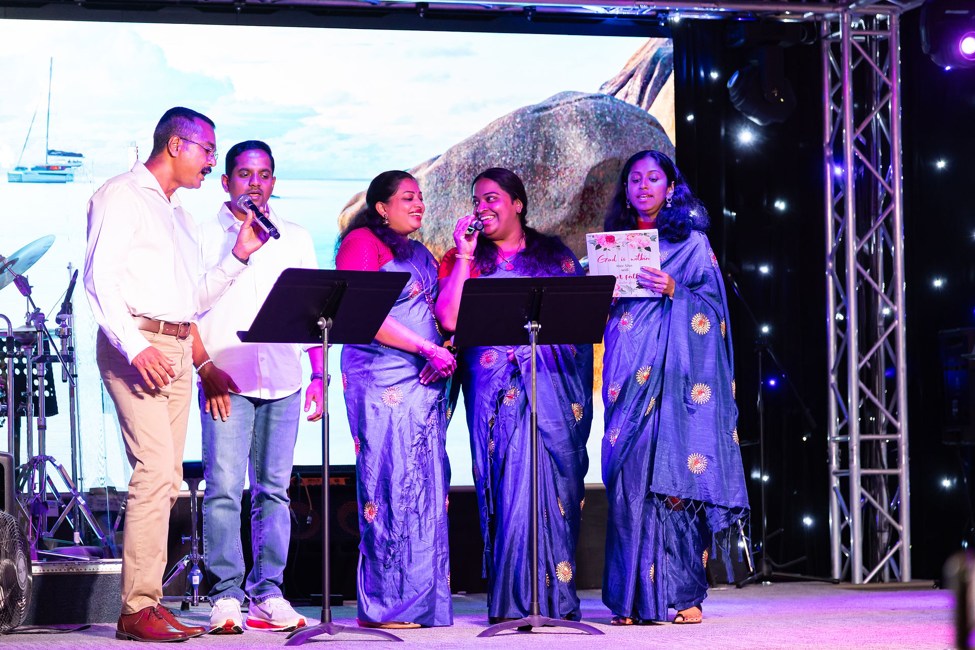 Feligreses de la iglesia St. Thomas Syro-Malabar cantan durante el festival cultural.
