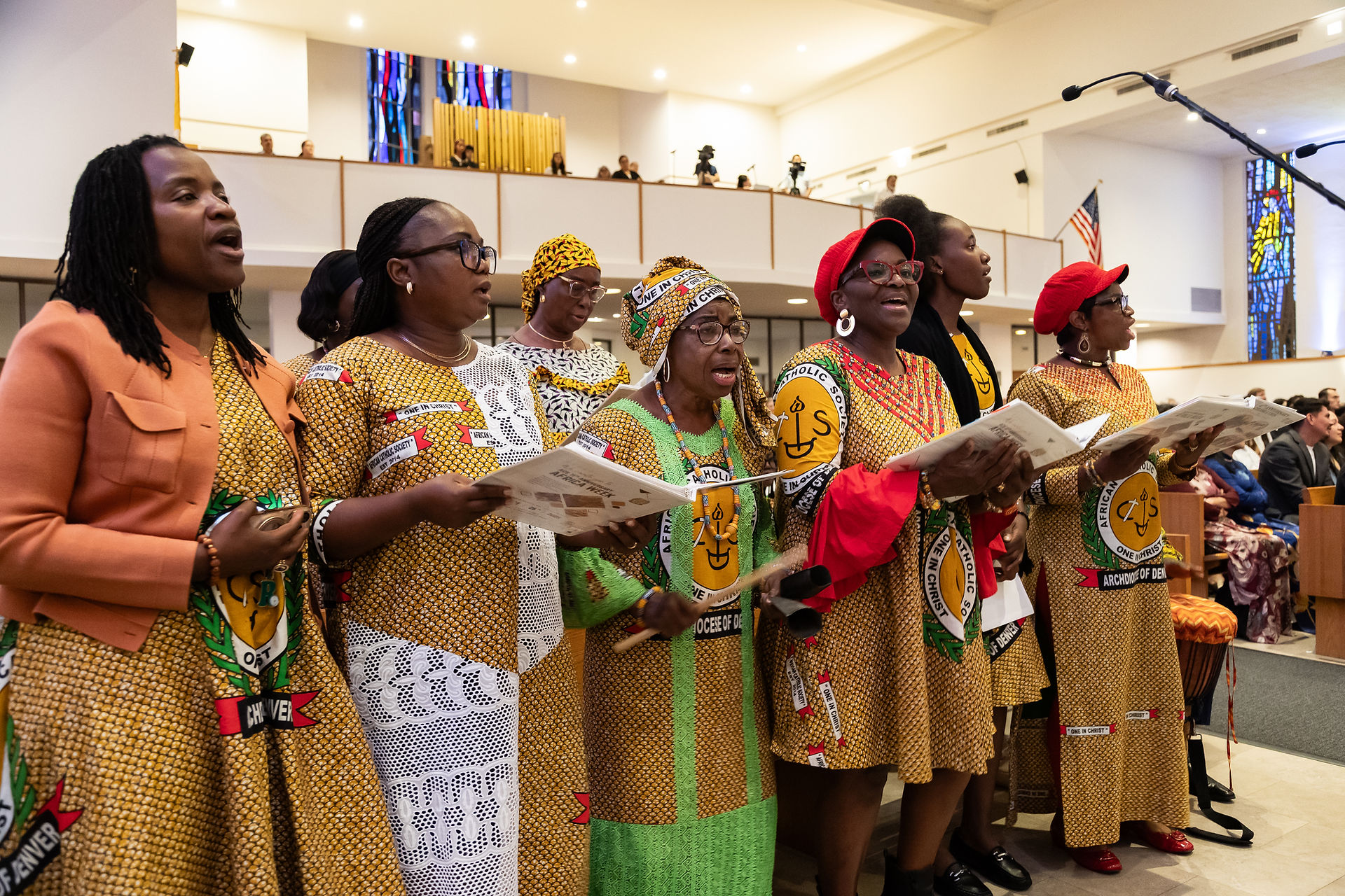 El coro africano guía a los presentes en un himno de ofertorio.