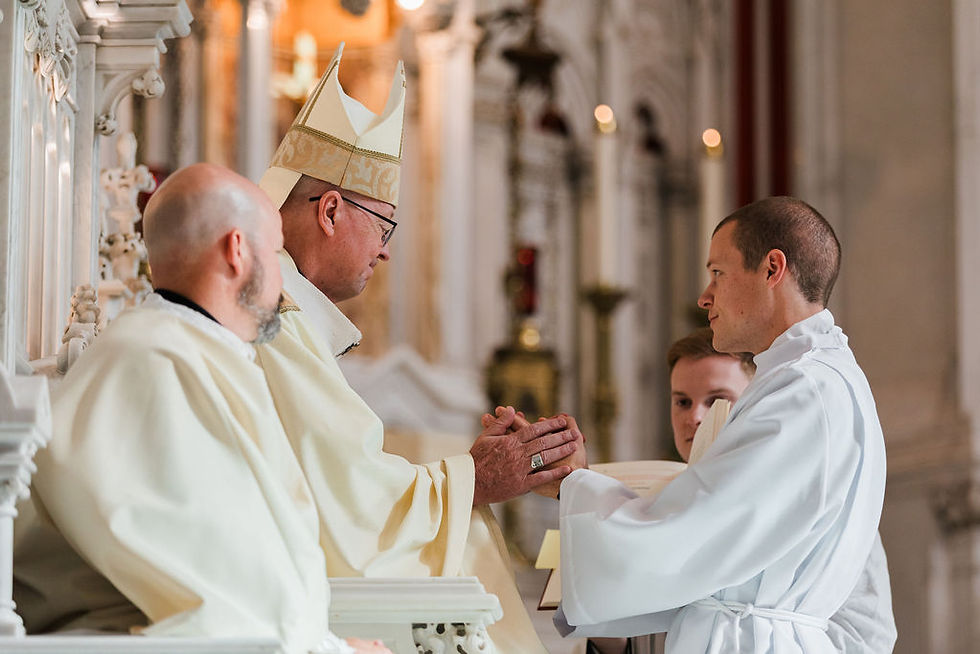 Tres clérigos en una iglesia se dan la mano durante una ceremonia, con vestimentas blancas y mitra beige; ambiente solemne.
