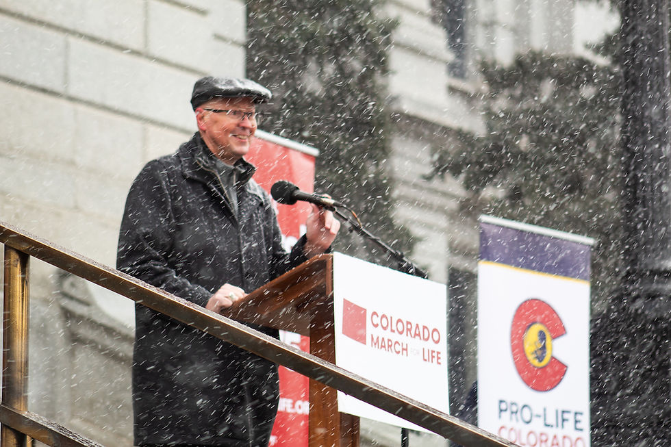 El arzobispo de Denver, monseñor James Golka, inicia la Marcha por la Vida de Colorado 2026 con una oración. (Foto de André Escaleira Jr./El Pueblo Católico).