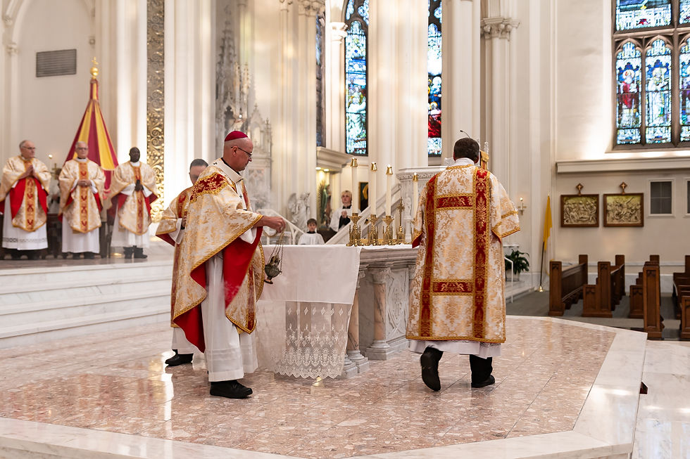 El arzobispo James Golka inciensa el altar durante la Misa. (Foto de Morgan Knobloch/El Pueblo Católico)