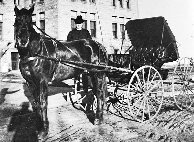 El padre Brady con su caballo Jack, en 1901. (Foto cortesía de la parroquia St. Mary, Littleton)