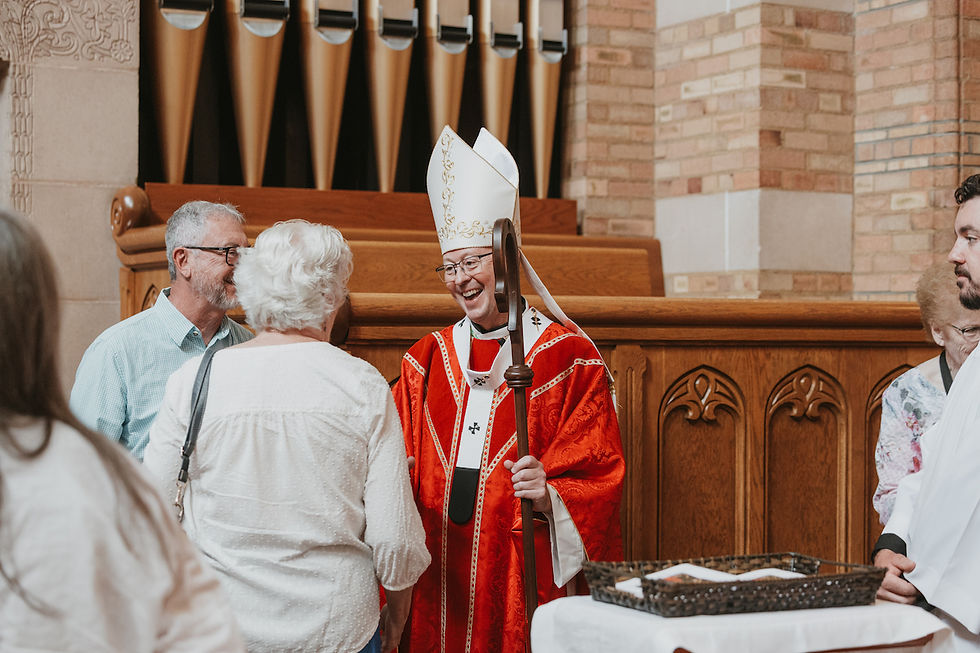 El arzobispo de Denver, James Golka, saluda a miembros de los clubes Serra después de la Misa y les agradece su apoyo y sus oraciones por las vocaciones en Colorado. (Foto de Madisen Martínez/El Pueblo Católico)