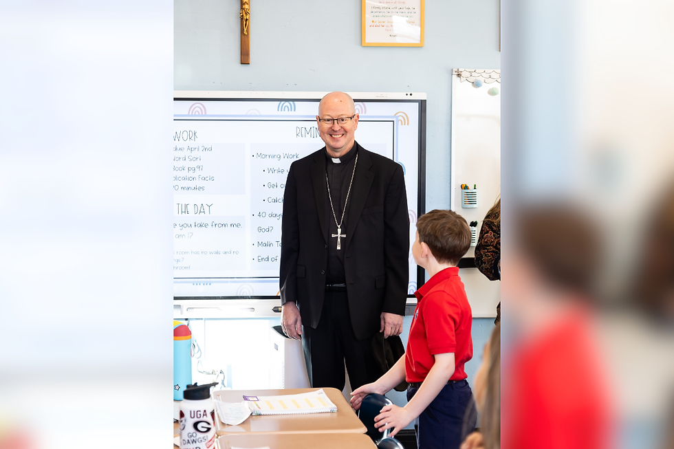 El arzobispo de Denver, James Golka, visita la escuela católica St. Vincent de Paul en Denver. (Foto de André Escaleira Jr./El Pueblo Católico).