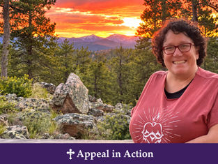 Mujer sonriente con gafas y camiseta rosa ante montañas al atardecer; abajo dice Appeal in Action.
