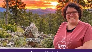 Mujer sonriente con gafas y camiseta rosa ante montañas al atardecer; abajo dice Appeal in Action.