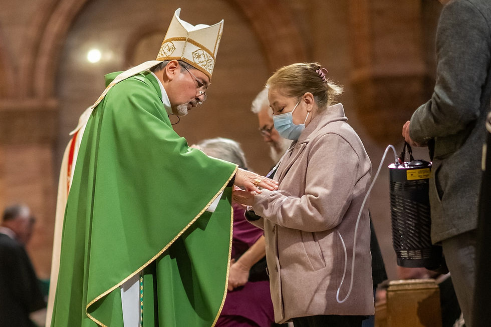El obispo auxiliar de Denver, monseñor Jorge Rodríguez, unge a una mujer enferma durante la Misa anual de la Jornada Mundial del Enfermo. (Foto de Dan Petty/El Pueblo Católico).