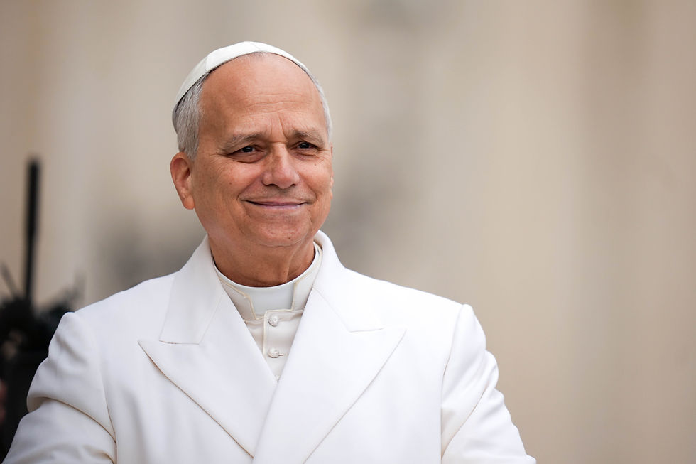 El papa León XIV sonríe mientras saluda a visitantes y peregrinos desde el papamóvil al recorrer la Plaza de San Pedro, en el Vaticano, antes de su audiencia general semanal, el 1 de abril de 2026. (Foto: CNS/Lola Gómez)
