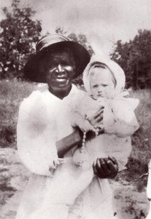 La única fotografía que existe de la sierva de Dios Julia Greeley la muestra sosteniendo a un niño cuya concepción había pedido en oración para una vecina blanca que sufría infertilidad. (Foto: Archivo de la Arquidiócesis de Denver)