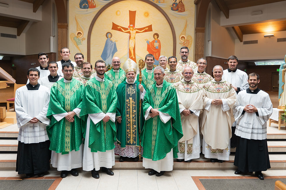 Los Discípulos de los Corazones de Jesús y María posan junto al padre recién ordenado Riley Blanchard, DCJM, y al arzobispo emérito Samuel J. Aquila. (Foto de Jason Smith, cortesía de la parroquia St. Mary de Littleton)