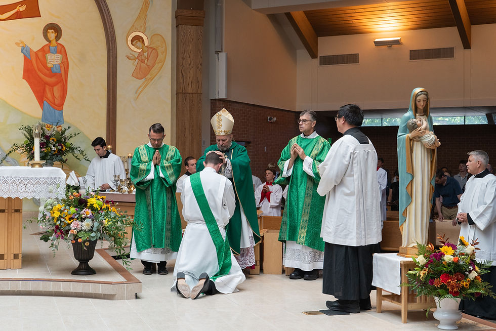 El arzobispo emérito Samuel J. Aquila ordena sacerdote al padre Riley Blanchard, DCJM, en la parroquia St. Mary de Littleton. (Foto de Jason Smith, cortesía de la parroquia St. Mary de Littleton)