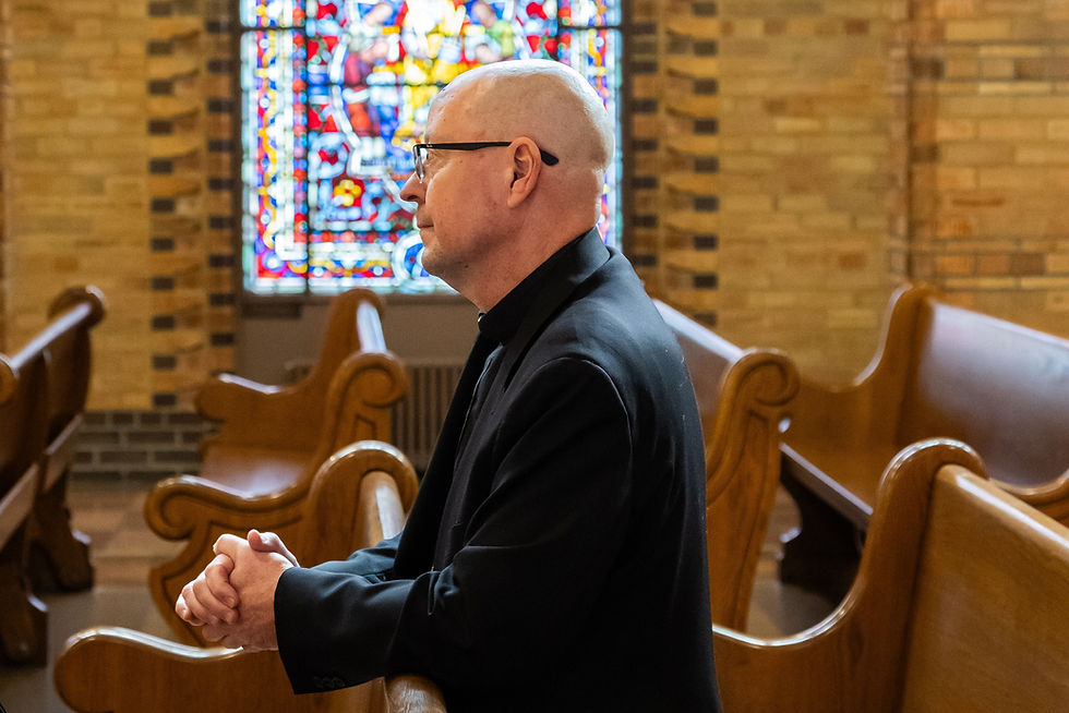 El arzobispo de Denver, James Golka, ora en la capilla Christ the King del seminario St. John Vianney, en Denver. (Foto de André Escaleira, Jr./El Pueblo Católico).