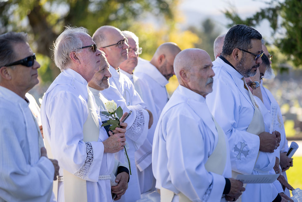 Diáconos de la arquidiócesis rezan durante la Misa Conmemorativa Anual de Diáconos, en la que se recuerda a los diáconos y a las esposas de diáconos fallecidos. (Foto de Jen Majewski, cortesía de la Oficina Arquidiocesana del Diaconado).