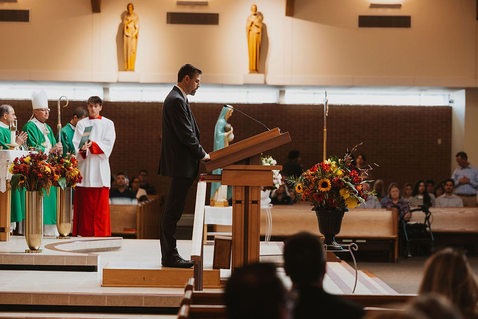 El Dr. Thomas Jensen dirige a los profesionales de la salud en la renovación de la Promesa Anual de los Profesionales Católicos de la Salud. (Foto de Madisen Martínez/El Pueblo Católico)