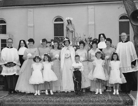 Coronación de María en St. Mary, 1961. (Foto cortesía de la parroquia St. Mary, Littleton)
