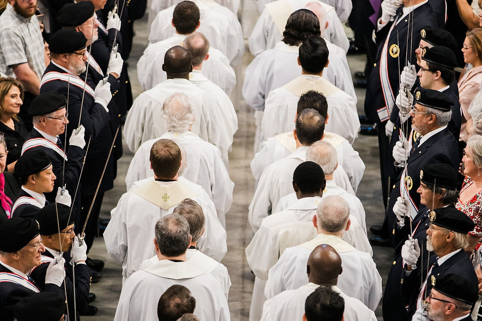 Procesión religiosa en una nave: hombres de blanco avanzan entre guardias con espadas y boinas negras, en un ambiente solemne.