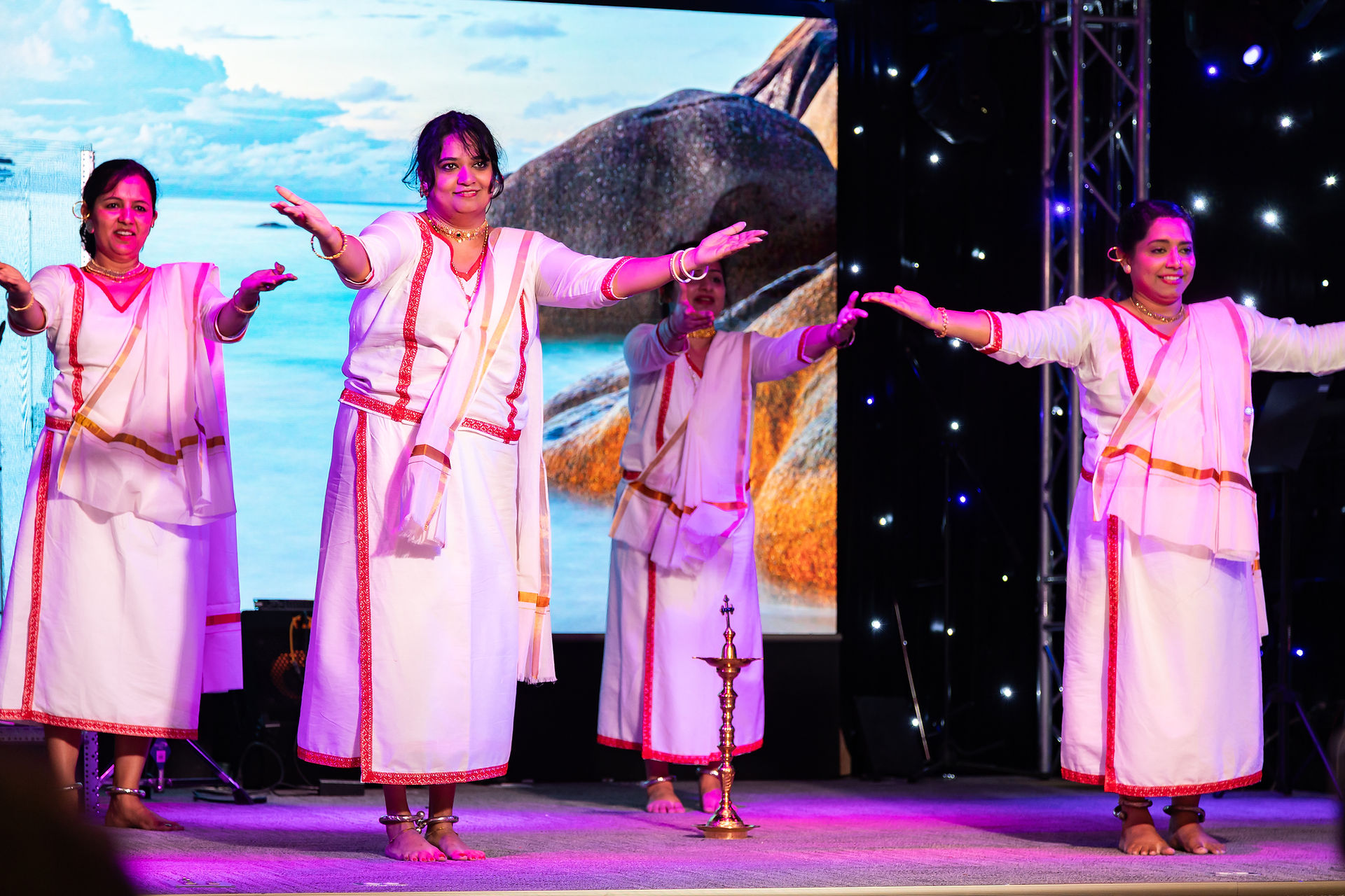 Cuatro mujeres presentan una danza tradicional de la India durante el festival cultural.