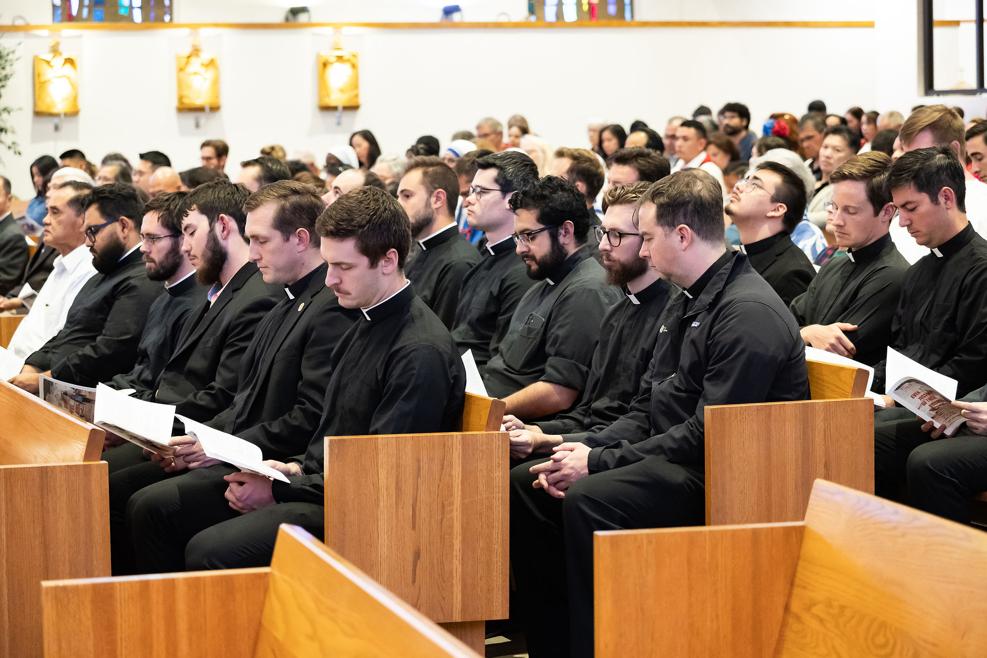 Entre los cientos de asistentes se encontraban seminaristas de la arquidiócesis y novicios jesuitas.