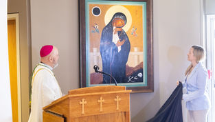 El arzobispo Samuel Aquila presenta el nuevo ícono «María al pie de la cruz» en preparación al Jubileo 2033