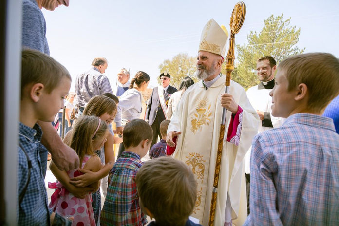 El arzobispo Samuel J. Aquila visita la parroquia del Sacred Heart en Roggen con motivo de su centenario. (Foto de Neil McDonough)