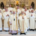 				El arzobispo Samuel Aquila y el obispo Jorge Rodríguez con los 12 hombres ordenados diáconos. (Foto: Daniel Petty)				