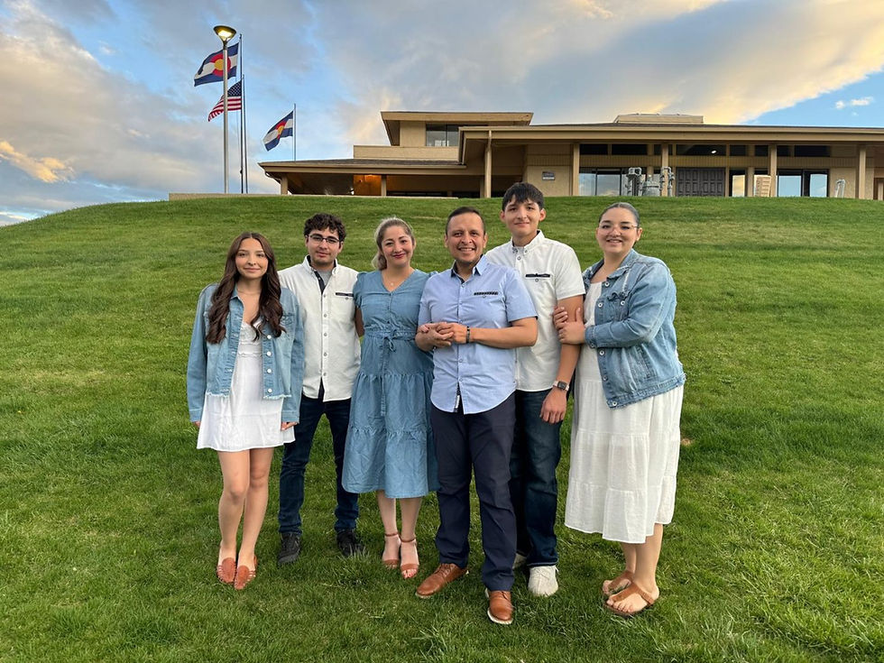 Carlos, junto a su esposa e hijos, tras haber recuperado la movilidad. (Foto proporcionada)