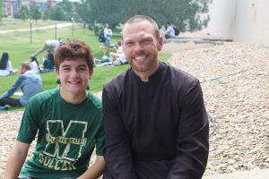 Giovanni Chilelli (27′) y el Hno. Andrew Brebeuf, SCJ, el primer día del curso académico 24-25. (Foto cortesía de la escuela Bishop Machebeuf)