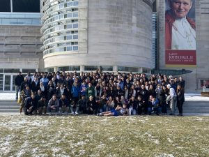 122 estudiantes de la Escuela Preparatoria Bishop Machebeuf viajaron a Washington, D.C., para dar testimonio de la vida en la Marcha Nacional por la Vida en enero de 2025. (Foto cortesía de la escuela Bishop Machebeuf)