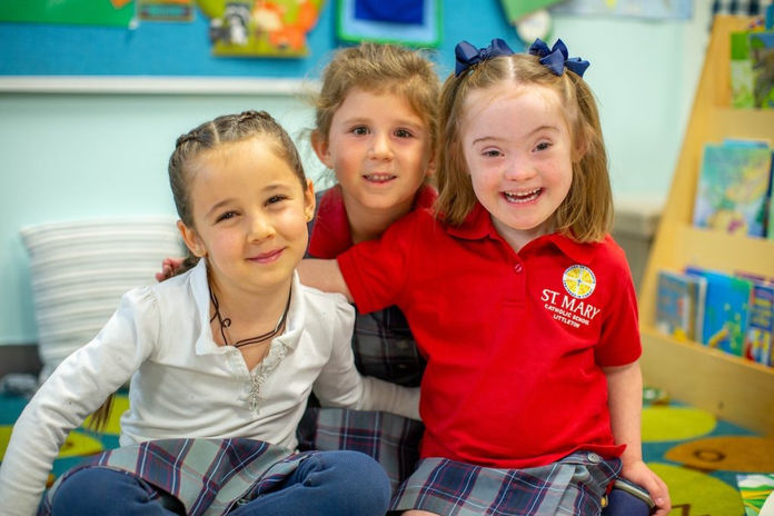 Anna y dos amigas de St. Mary’s. (Foto cortesía de la Fundación FIRE de Denver)