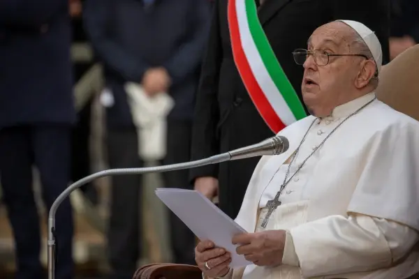 Imagen del Papa Francisco rezando a la Virgen de la Inmaculada en Roma el pasado 8 de diciembre. Crédito: Daniel Ibáñez/EWTN News