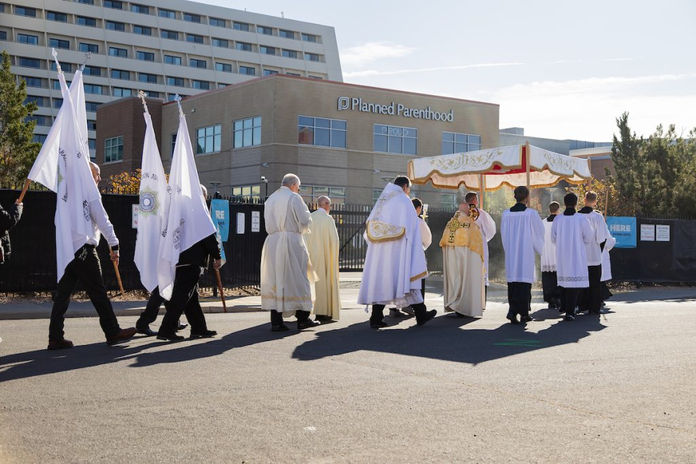 El arzobispo Samuel J. Aquila encabeza la Procesión Eucarística anual alrededor de las instalaciones de Planned Parenthood en Denver, rezando pacíficamente por una cultura de la vida. (Foto de André Escaleira, Jr.)
