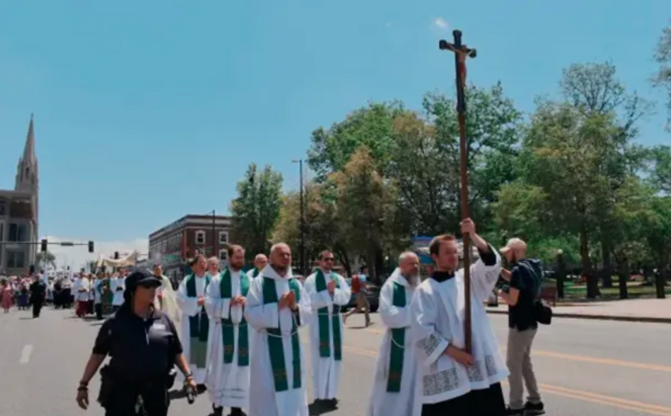 La procesión eucarística de Denver sale de la Catedral Basílica de la Inmaculada Concepción de Denver el 9 de junio de 2024. Crédito: Kate Quiñones/CNA
