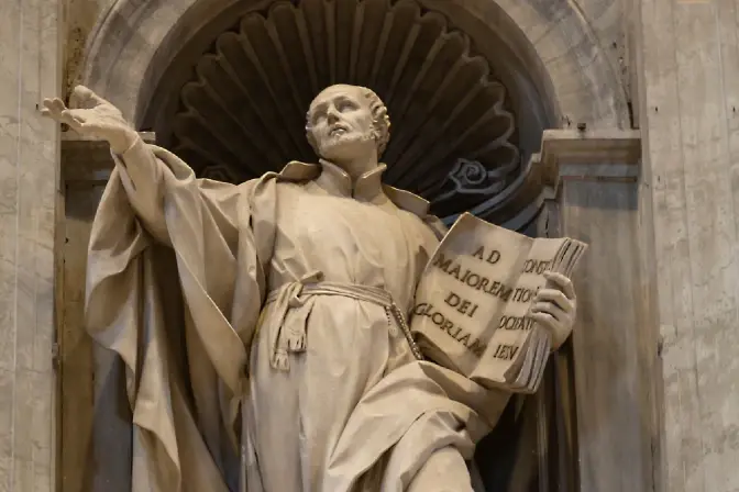Escultura de San Ignacio Loyola en el interior de la Basílica de San Pedro. | Crédito: Natalia Volkova - Shutterstock