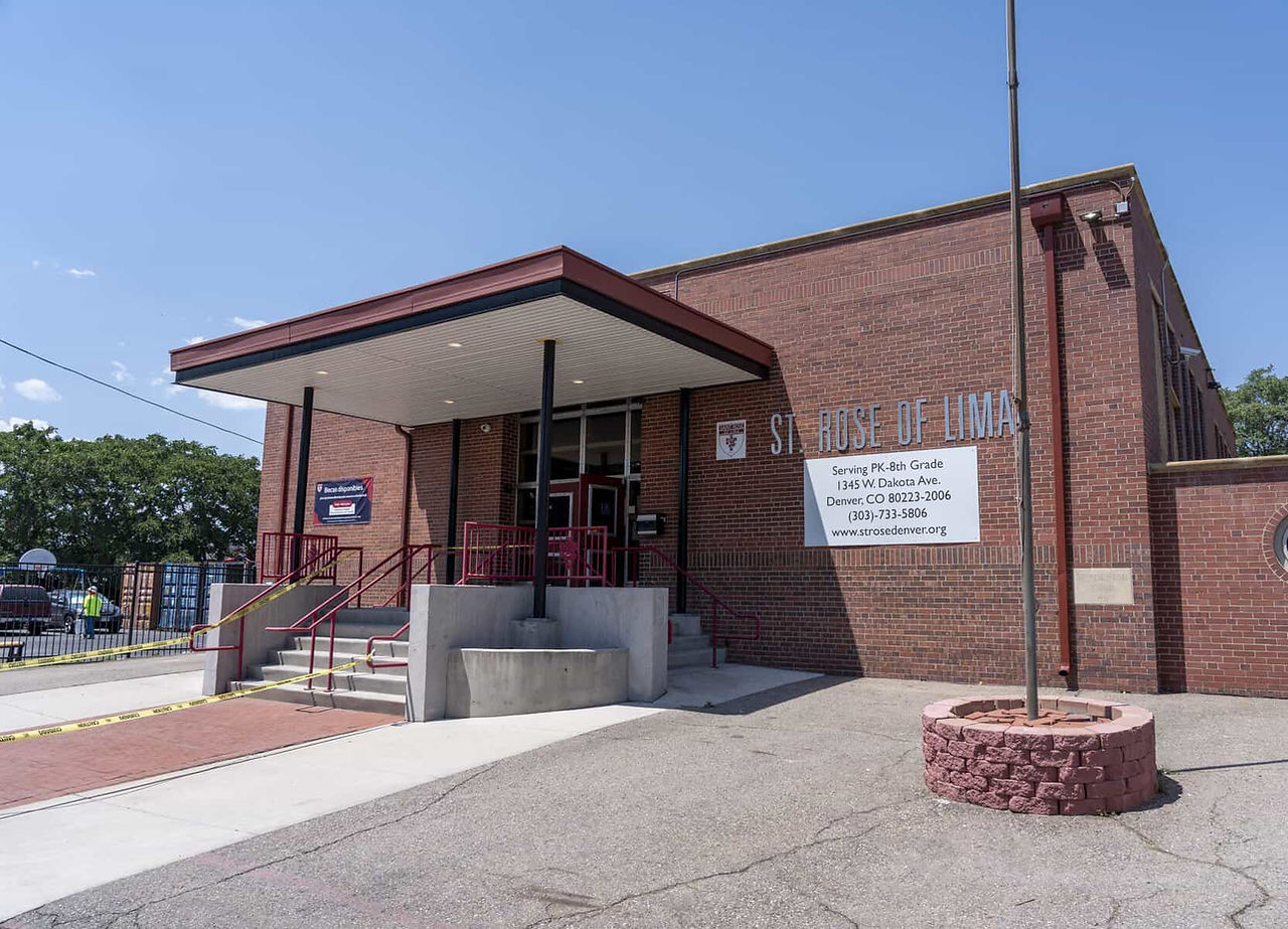 El exterior de la escuela St. Rose of Lima en Denver, una de las escuelas que se ha beneficiada de l