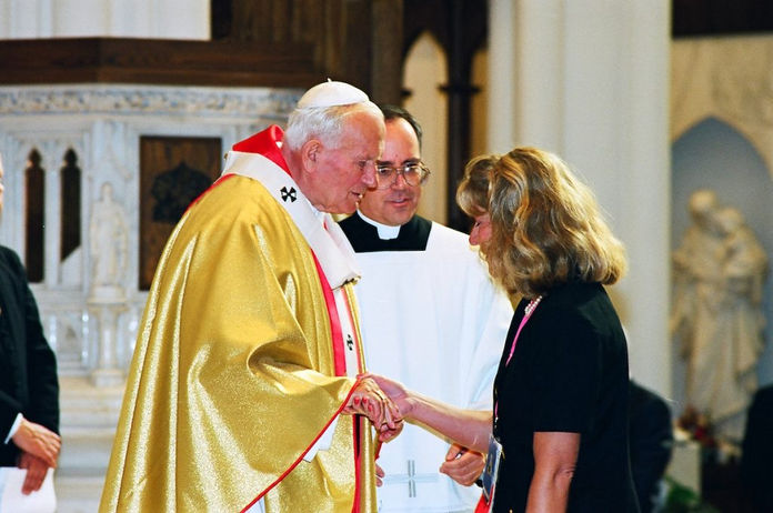 El entonces padre Samuel J. Aquila colaboró ​​en los eventos y liturgias de la Jornada Mundial de la Juventud de 1993, durante la visita del papa san Juan Pablo II y su reavivamiento de la Iglesia de Denver. (Foto de James Baca)