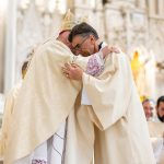 				El arzobispo Aquila saluda al diácono recién ordenado Michael Zyzda durante la misa de ordenación el 14 de junio. (Foto: Daniel Petty)				