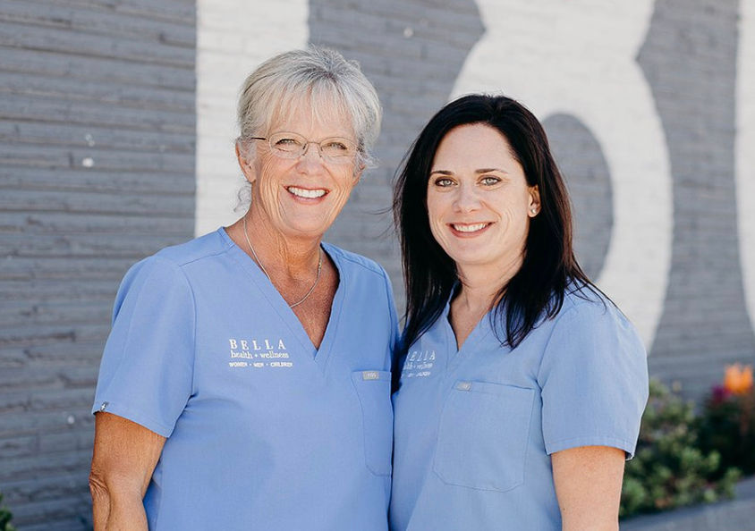 Dede Chism y Abby Sinnett, cofundadoras de Bella Health and Wellness, recibieron el viernes protección permanente para que su clínica pueda seguir ofreciendo protocolos de reversión de la píldora abortiva. (Foto cortesía de Bella Health and Wellness/Becket)