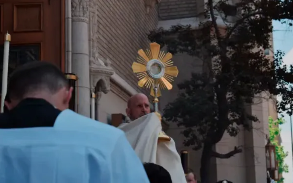 El arzobispo Samuel Aquila bendice a la multitud de procesionistas mientras se ponen de pie y de rodillas fuera de la iglesia del Espíritu Santo al final de la procesión eucarística en Denver el 9 de junio de 2024. Crédito: Kate Quiñones/CNA