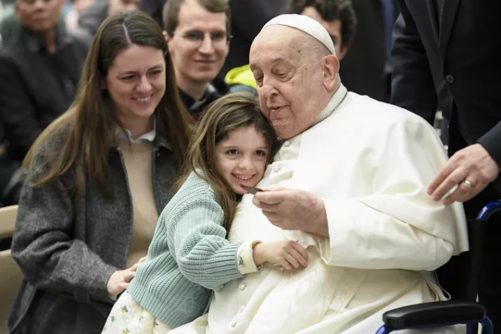 El papa Francisco recibe el abrazo de una niña durante su audiencia general en el Vaticano, el miércoles 12 de febrero de 2025. (Foto: Vatican Media)