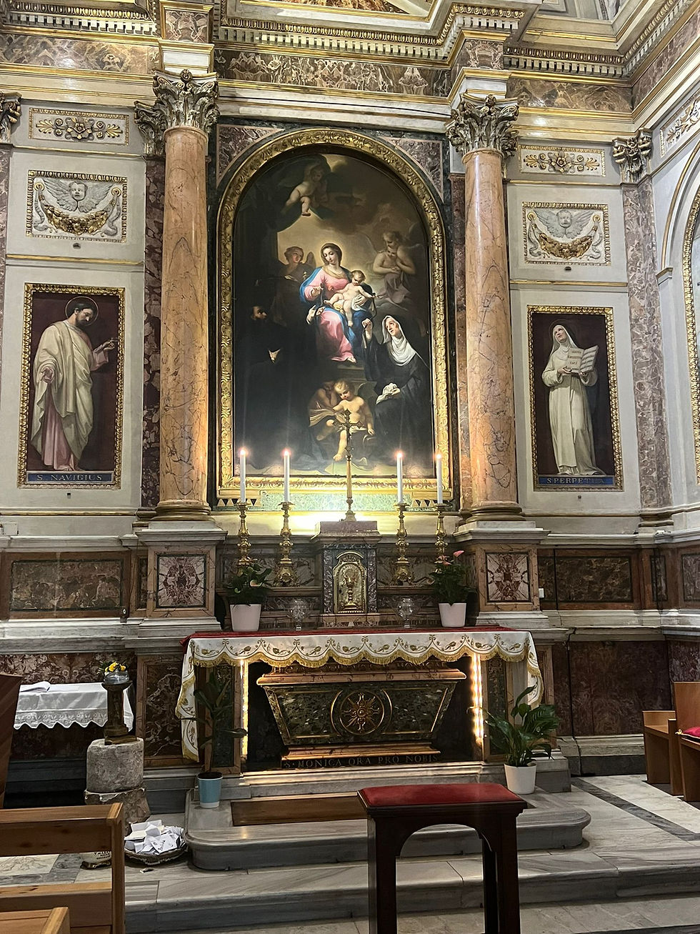 Los restos de santa Mónica descansan bajo el altar. Crédito: Almudena Martínez-Bordiú/ EWTN News